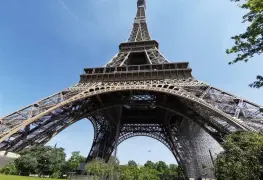 Subastan un tramo de escalera de la Torre Eiffel; este fue su precio