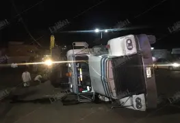 Vuelca góndola carga de arena en Periférico