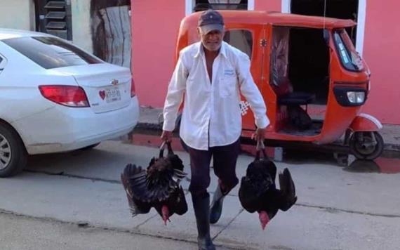 Criadores de pavos pregonan en las calles de Jonuta