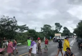 Bloquean el paso sobre la carretera Villahermosa Frontera