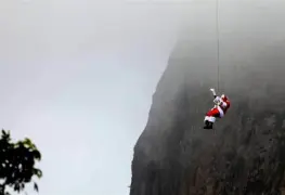 Video: Captan a Santa Claus al saltar de precipicio a 100 metros de altura