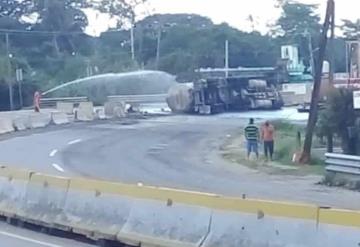 Vuelca pipa en vía Federal cargada de gasolina