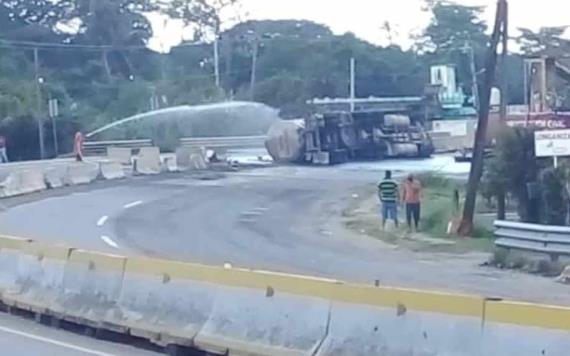 Vuelca pipa en vía Federal cargada de gasolina