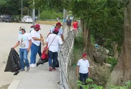 Grupo de brigadistas de Tenosique extraen todo tipo de basura arrojados al r&iacute;o Usumacinta