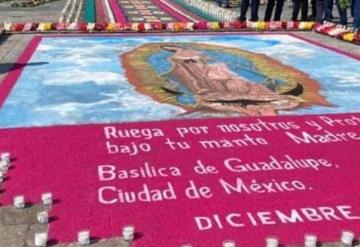 Elaboran majestuoso tapete de flores para la virgen de Guadalupe