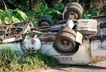 Vuelca pipa de gas en la carretera Teapa-Pichucalco