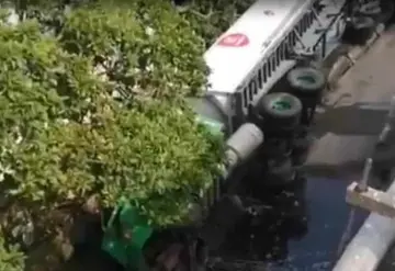 Pipa cargada de etanol cae de puente en Coatzacoalcos