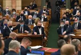 Parlamento húngaro impide adoptar a parejas LGBTI+