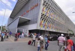 Mercado Pino Suárez abarrotado a un día de celebrar la Navidad