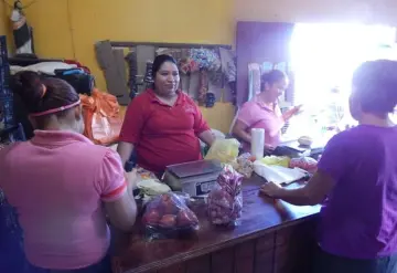 Comerciantes rematan mercancías en Jonuta 