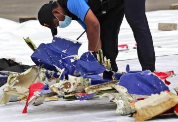 Localizan las cajas negras del avión estrellado en Indonesia