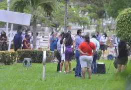 Pese a llamado a quedarse en casa, se divierten sin sana distancia