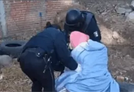 Mujer abandona a su madre anciana en un lote baldío