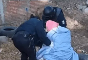 Mujer abandona a su madre anciana en un lote baldío