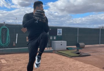 El pitcher cardenense Luis Enrique Cessa, calienta el brazo para 2021