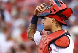 Vídeo: Mascota de Tomateros y Yaquis, ponen a bailar a la leyenda de Grandes Ligas, Yadier Molina