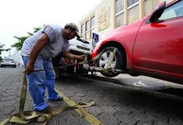 Automovilistas acusan de abuso en las tarifas por arrastre de grúas