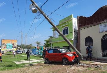 Se desmaya y pierde el control del auto