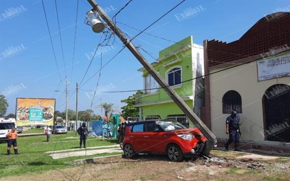 Se desmaya y pierde el control del auto