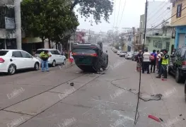 Mujer resulta lesionada tras volcadura en el cruce de Mina y Zaragoza 