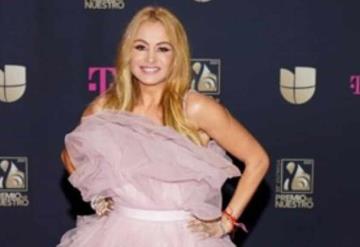 Paulina Rubio copia un antiguo look de Kendall Jenner para su última alfombra roja