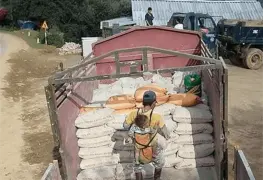 Albañil carga a su bebé en la espalda mientras trabaja; no tiene quién le ayude