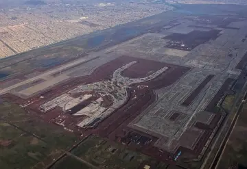 AMLO celebra que ASF haya rectificado sobre costo de cancelación del NAIM