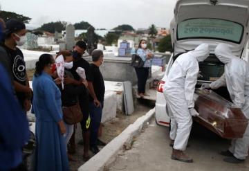 Muertes diarias por COVID-19 en el mundo registran la cifra más baja en cuatro meses