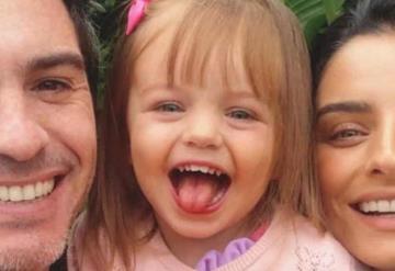 Asi luce la hija de Mauricio Ochmann y Aislinne Derbez