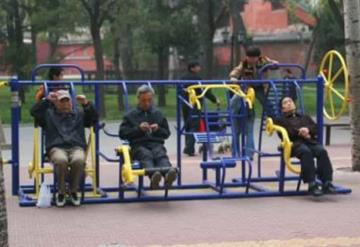 Adultos mayores hacen ejercicio en el parque, frente al levantamiento de restricciones