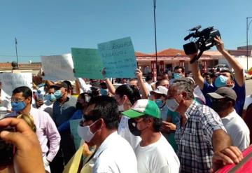 Se manifiestan taxistas de Jalpa de Méndez