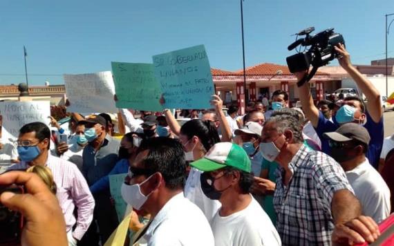 Se manifiestan taxistas de Jalpa de Méndez