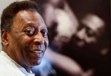 Pelé recibe su primera aplicación de la vacuna contra COVID-19
