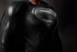 Superman aparece con su traje negro