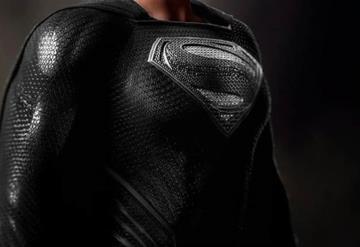 Superman aparece con su traje negro