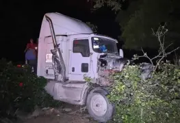 Trailers termina fuera de la carretera Villahermosa-Cárdenas, quedo a metros de una vivienda