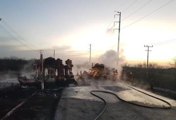 Choque entre pipa y camión urbano deja al menos 11 muertos