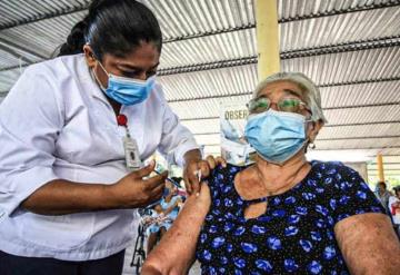 Nada detiene a los adultos mayores para vacunarse en Paraíso