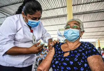 Nada detiene a los adultos mayores para vacunarse en Paraíso