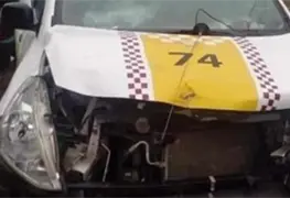 La imprudencia, aparatoso accidente de un pochi que fue impactado por un taxi