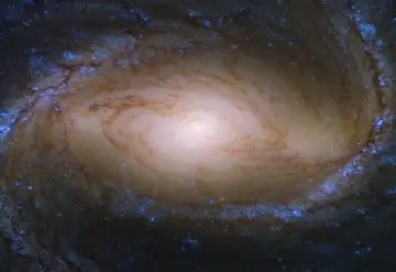 El Hubble captura imagen de una galaxia a 100 millones de años luz de la Tierra