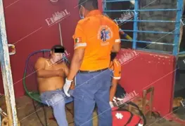 Hombre termino apuñalado y asaltado en las puertas de su casa