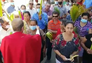 Sacerdote quita cubrebocas a fieles