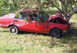 Conductor jonuteco al parecer alcoholizado se salió de la vía Jonuta-Villahermosa, estrello el carro contra un árbol de mango