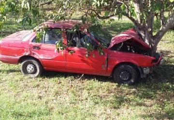 Conductor jonuteco al parecer alcoholizado se salió de la vía Jonuta-Villahermosa, estrello el carro contra un árbol de mango