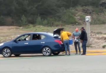 Los hacen tirarla las cervezas al llegar a playa Miramar