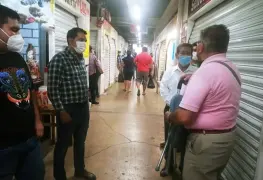 Miguel Vera dialoga con locatarios del Pino Suárez