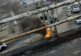 Se incendia auto compacto en cruce de Periférico