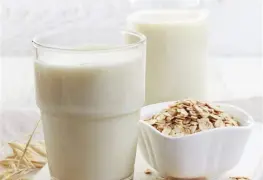 Agua de avena con limón para bajar el colesterol