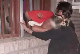 Vídeo: Bomberos rescatan embarazada atorada en una reja durante un robo; sus cómplices la abandonan